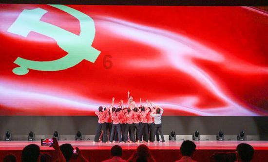 黑颈鹤在阳光下觅食神态悠闲惹人关注